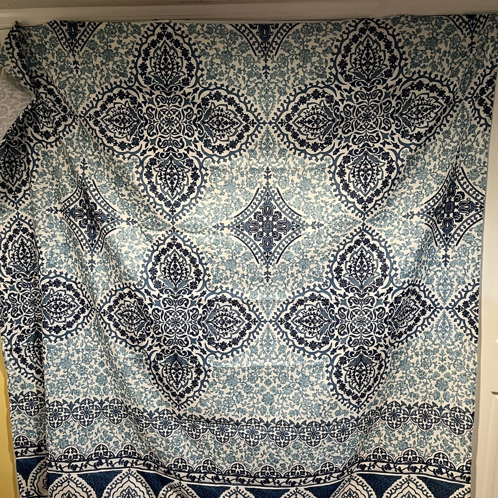 Brand new out of the packaging Beautiful Blues and White shower Curtain - Picture 6 of 8